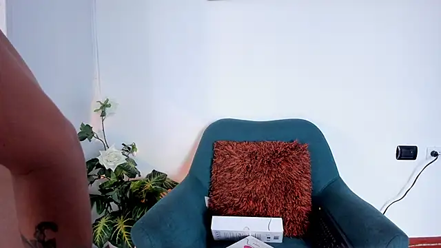 Snapshot of LahanaKimish chatting on November 2025 12:37:02 PM LahanaKimish online show from November 2025 12:37:02 PM