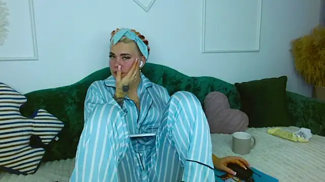 lada love online show from November 2025 09:14:01 PM