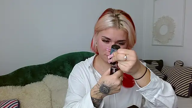 lada love online show from November 2025 08:30:01 PM