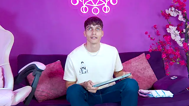 AlessioVitale online show from November 2025 12:16:02 PM