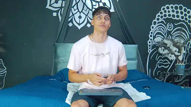 AlessioVitale online show from January 2026 12:18:02 PM