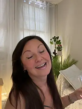 HotLdyllic online show from June 2026 05:23:01 PM