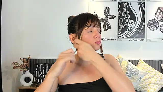 Cloe Bonne online show from November 2025 07:41:02 PM