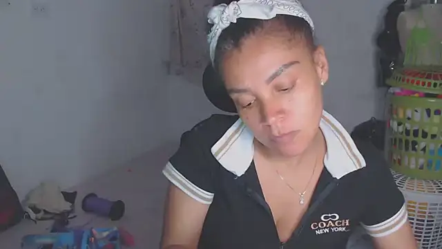 Snapshot of shayna_cute chatting on May 2026 03:48:01 AM shayna cute online show from May 2026 03:48:01 AM