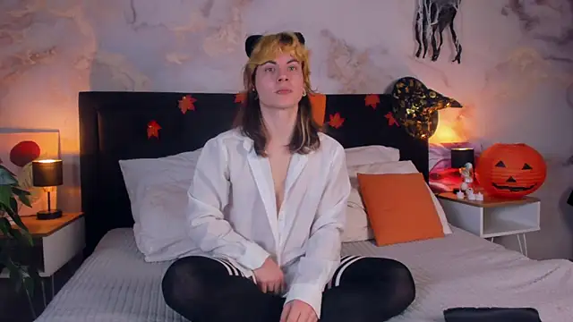 Snapshot of MattMarnee chatting on November 2025 12:27:02 PM MattMarnee online show from November 2025 12:27:02 PM