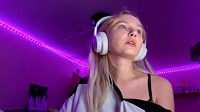 KarinRobertson online show from November 2025 06:18:02 PM