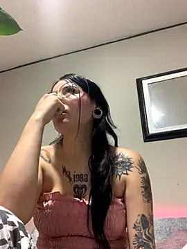 Naomii2 online show from November 2025 11:27:02 PM