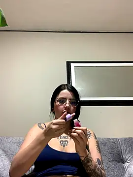 Naomii2 online show from November 2025 12:32:02 AM