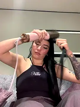 Naomii2 online show from November 2025 09:47:01 PM