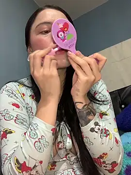 Naomii2 online show from November 2025 02:33:01 AM