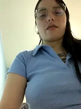 Naomii2 online show from November 2025 04:24:02 AM