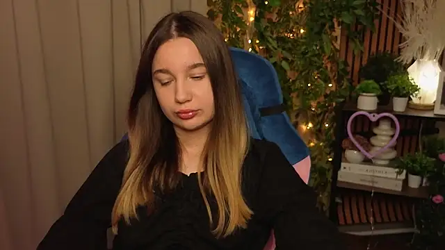 LauriePerez online show from December 2025 12:45:01 PM