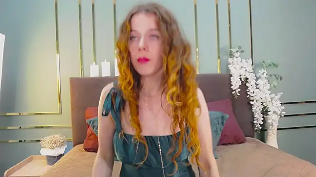 LoraWarner online show from November 2025 06:35:02 PM