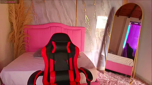 sarahrousse  online show from November 2025 01:00:01 PM