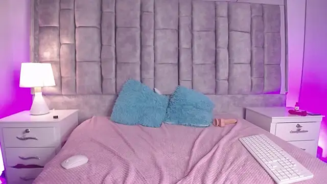 coraly  online show from November 2025 05:40:02 AM