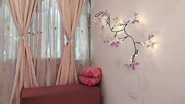 Snapshot of Bella_Exhibition chatting on April 2026 07:15:02 PM Bella Exhibition online show from April 2026 07:15:02 PM