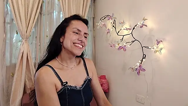 Snapshot of Bella_Exhibition chatting on May 2026 07:19:02 PM Bella Exhibition online show from May 2026 07:19:02 PM