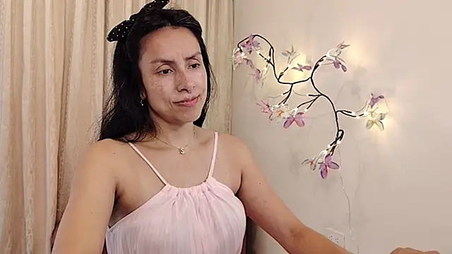 Snapshot of Bella_Exhibition chatting on May 2026 07:22:02 PM Bella Exhibition online show from May 2026 07:22:02 PM