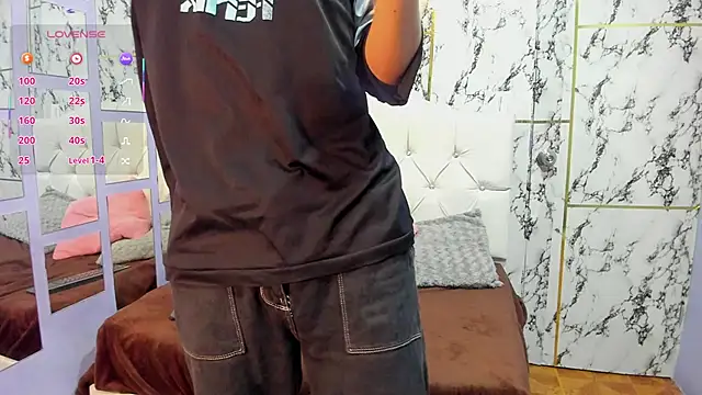 Elian Julian online show from November 2025 12:33:01 AM