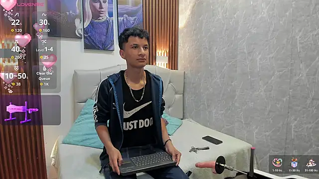 Elian Julian online show from November 2025 08:07:01 PM