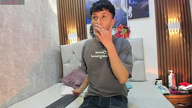 Elian Julian online show from December 2025 11:45:01 PM