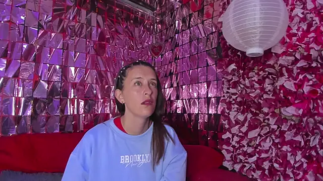 mia luna ed online show from November 2025 02:00:01 PM