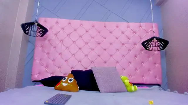 Mia Horney online show from November 2025 02:09:01 PM