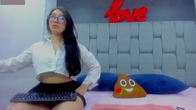 Mia Horney online show from November 2025 01:36:01 PM