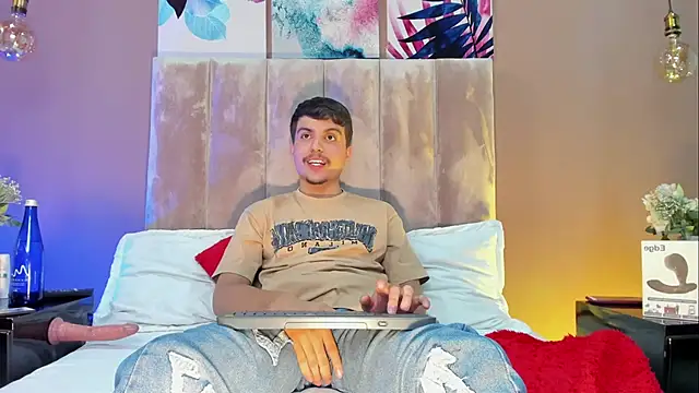 NicolasRey1 online show from November 2025 03:45:01 AM