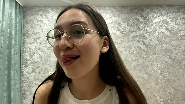 SofiYong online show from November 2025 01:06:01 PM