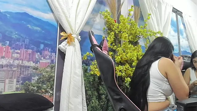 LucieAndSarah online show from November 2025 01:11:02 PM