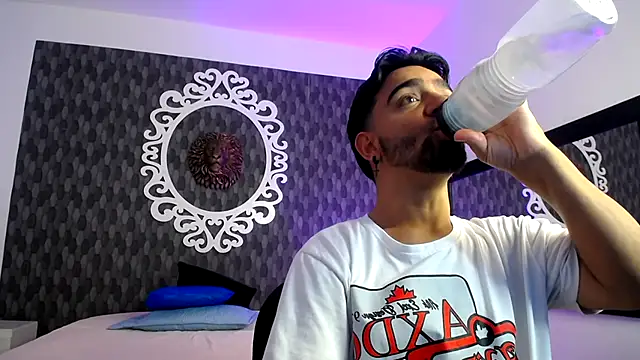 Dereck Jhonsonn online show from November 2025 08:08:01 PM