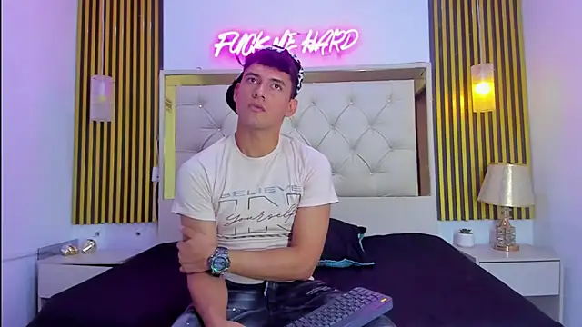 KEVIN MCKINLEY online show from November 2025 12:13:01 AM