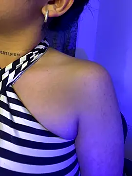 VIOLET EF online show from November 2025 04:00:01 AM