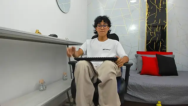 Zoro V online show from November 2025 07:58:01 PM