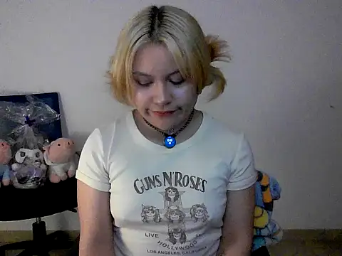 littlec4ke online show from November 2025 02:21:01 AM