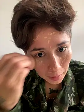 Miia Hoot online show from November 2025 02:06:02 PM