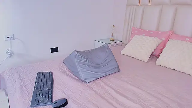 alanarose18 online show from April 2026 07:19:01 PM