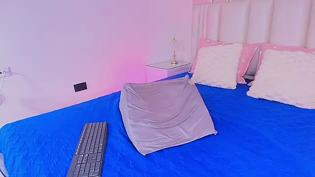 alanarose18 online show from April 2026 07:18:02 PM