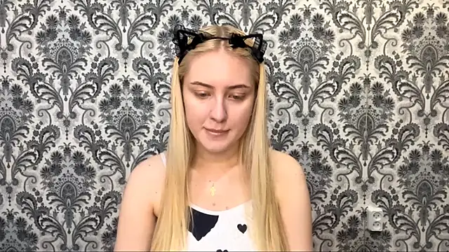 PhebeHals online show from November 2025 01:21:02 PM