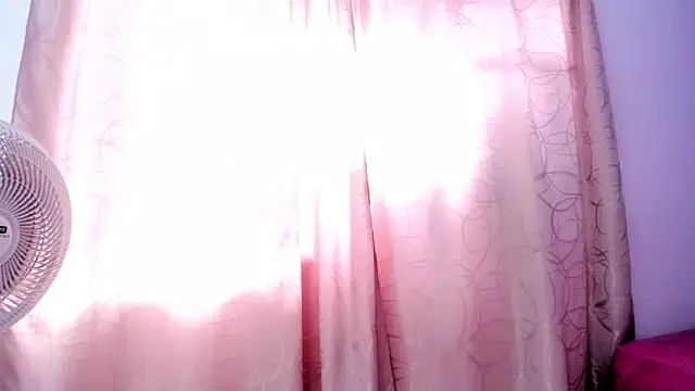 Snapshot of lolasweett_ chatting on November 2025 01:43:01 PM lolasweett online show from November 2025 01:43:01 PM