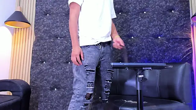 Tommy bigcock19 online show from November 2025 09:24:01 PM