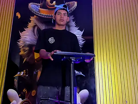 Tommy bigcock19 online show from November 2025 12:33:01 PM