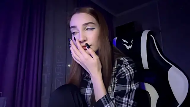 HollyPaw online show from November 2025 08:43:01 PM