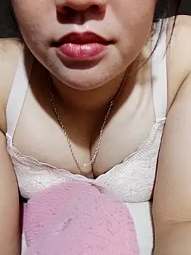 yelow-bee online show from November 2025 04:40:01 PM