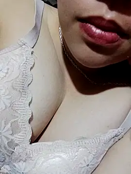 yelow-bee online show from November 2025 06:04:02 PM