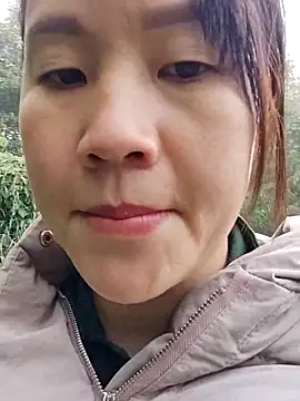 yelow-bee online show from November 2025 12:22:01 AM