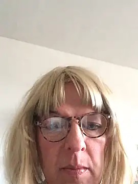 Snapshot of simone_xdressing chatting on February 2026 03:20:01 PM simone xdressing online show from February 2026 03:20:01 PM