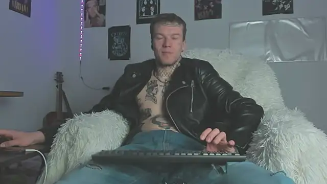 Huntall77 online show from April 2026 01:22:02 AM