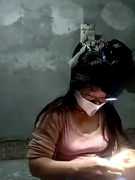 Snapshot of vangkt-cute chatting on December 2025 05:51:02 PM vangkt-cute online show from December 2025 05:51:02 PM